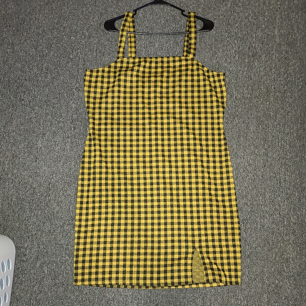 Yellow fitted dress.